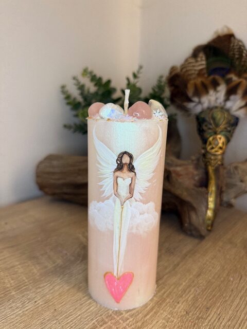 Andělská svíce s křišťály a růženíny svítící ve tmě | Svíce HOJNOSTI | 16 cm | 3