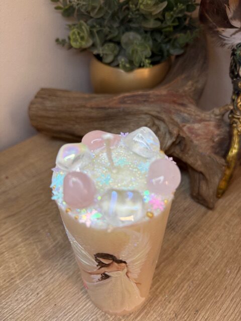 Andělská svíce s křišťály a růženíny svítící ve tmě | Svíce HOJNOSTI | 16 cm | 4