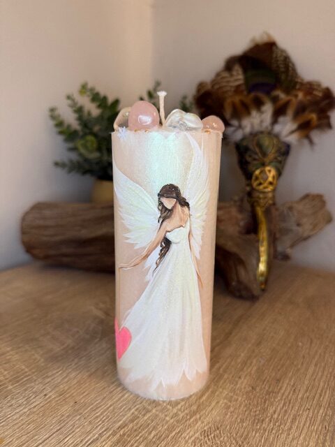 Andělská svíce s křišťály a růženíny svítící ve tmě | Svíce HOJNOSTI | 16 cm | 4