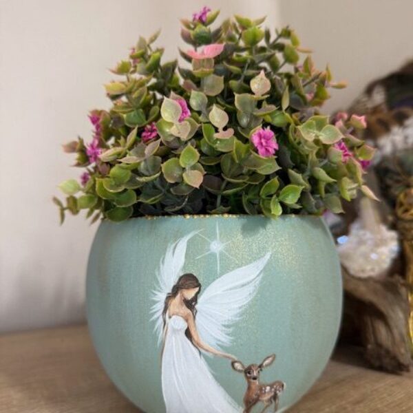 Andělský ručně malovaný obal na květiny | Dotek ticha | horní průměr 11 cm | Šalvějový s kolouškem