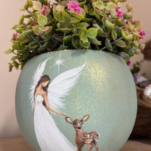 Andělský ručně malovaný obal na květiny | Dotek ticha | horní průměr 11 cm | Šalvějový s kolouškem