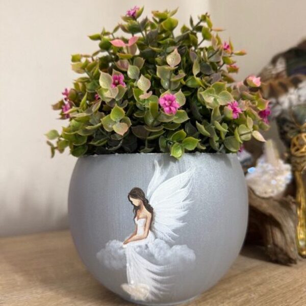 Andělský ručně malovaný obal na květiny | Dotek ticha | horní průměr 11 cm | Šedý na obláčku