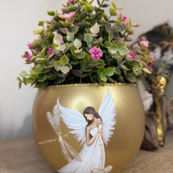 Andělský ručně malovaný obal na květiny | Dotek ticha | horní průměr 11 cm | Zlatý s vážkou 1