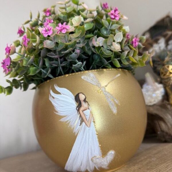 Andělský ručně malovaný obal na květiny | Dotek ticha | horní průměr 11 cm | Zlatý s vážkou 2