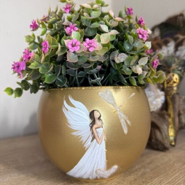 Andělský ručně malovaný obal na květiny | Dotek ticha | horní průměr 11 cm | Zlatý s vážkou 2