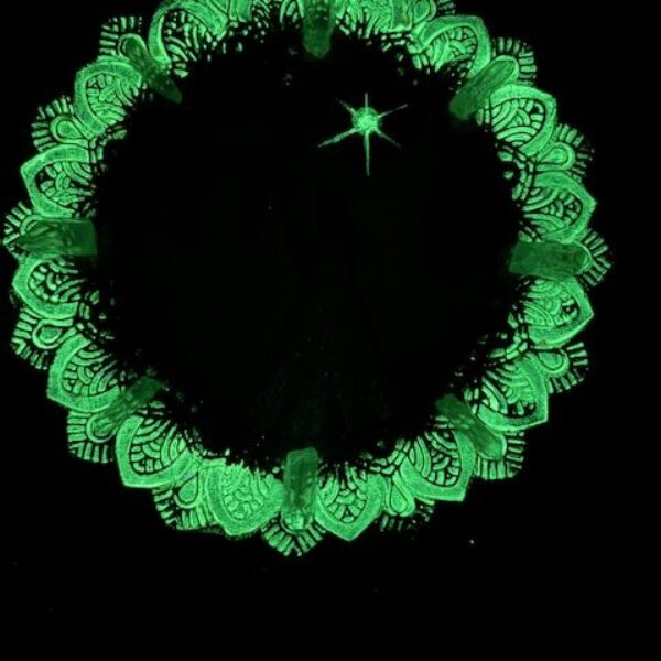 Nesmírně silný obraz s poselstvím svítící ve tmě | Mandala hojnosti s křišťály | 30x30 cm