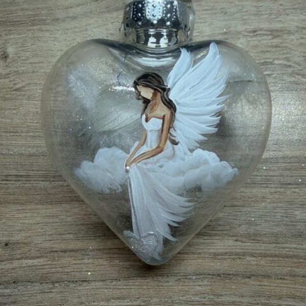 Andělská ručně malovaná baňka ve tvaru srdce | Průměr 9 cm | 1