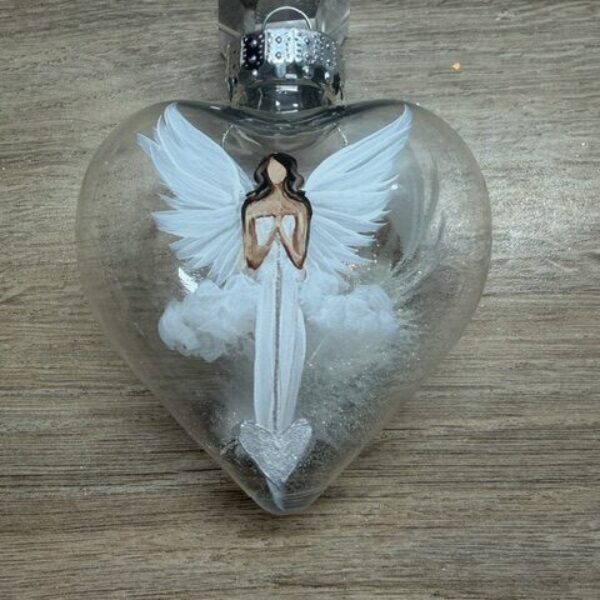 Andělská ručně malovaná baňka ve tvaru srdce | Průměr 9 cm | 15