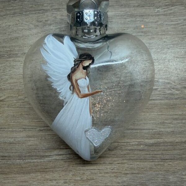 Andělská ručně malovaná baňka ve tvaru srdce | Průměr 9 cm | 16