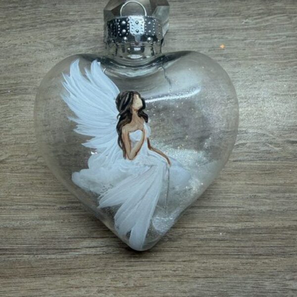 Andělská ručně malovaná baňka ve tvaru srdce | Průměr 9 cm | 17