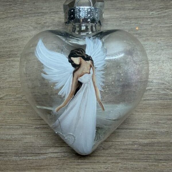 Andělská ručně malovaná baňka ve tvaru srdce | Průměr 9 cm | 18