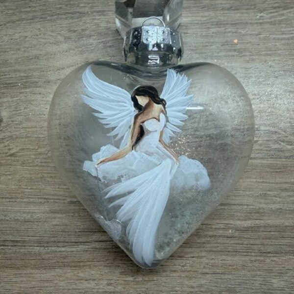 Andělská ručně malovaná baňka ve tvaru srdce | Průměr 9 cm | 19