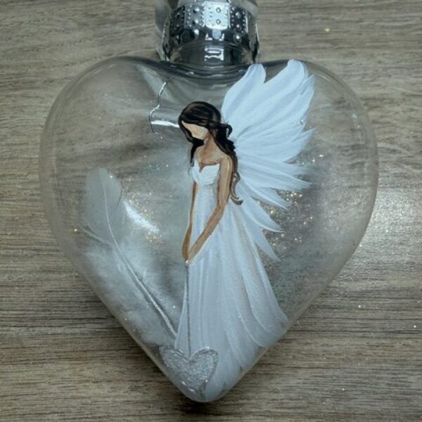 Andělská ručně malovaná baňka ve tvaru srdce | Průměr 9 cm | 5