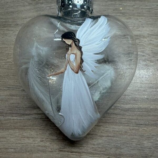 Andělská ručně malovaná baňka ve tvaru srdce | Průměr 9 cm | 6