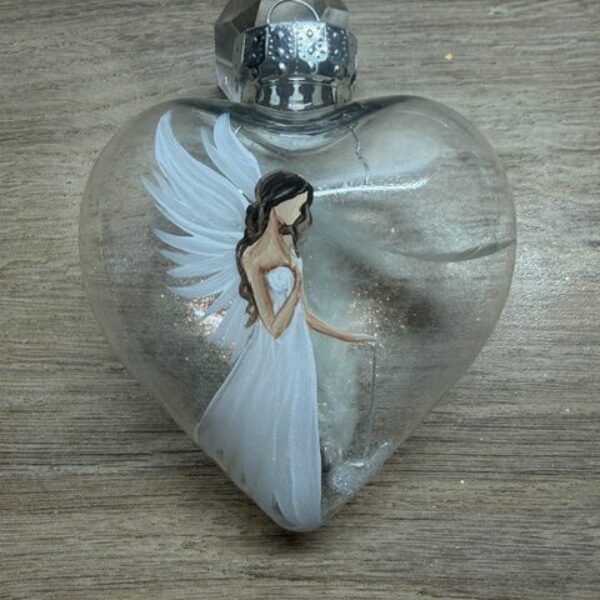 Andělská ručně malovaná baňka ve tvaru srdce | Průměr 9 cm | 7