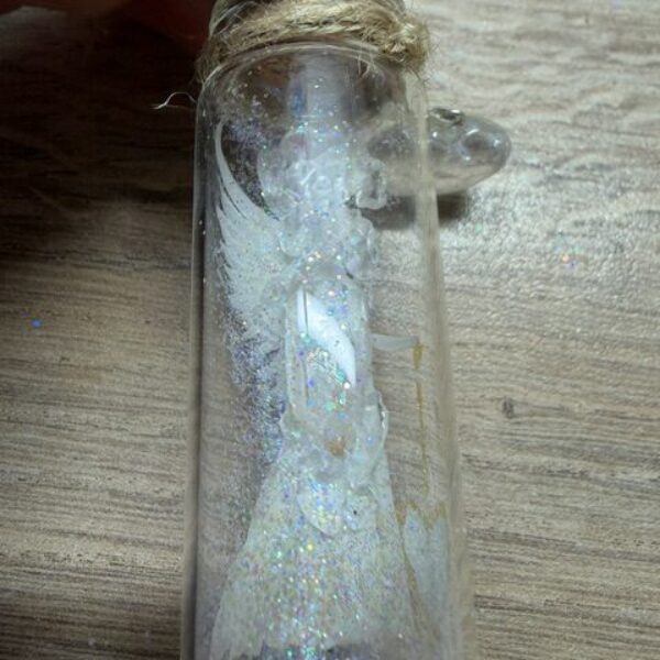 Andělský, ručně malovaný ochranný amulet s křišťálem | 2