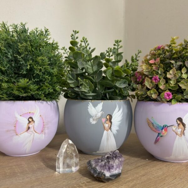 Andělský, jedinečný ručně malovaný obal na květiny se záměrem projasnění prostoru | Holubička | horní průměr 11 cm |