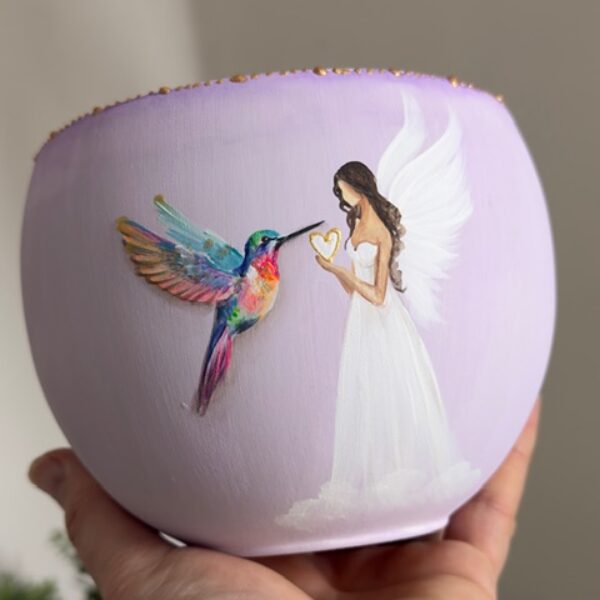 Andělský, jedinečný ručně malovaný obal na květiny se záměrem projasnění prostoru | Kolibříček | horní průměr 11 cm |