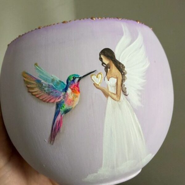 Andělský, jedinečný ručně malovaný obal na květiny se záměrem projasnění prostoru | Kolibříček | horní průměr 11 cm |