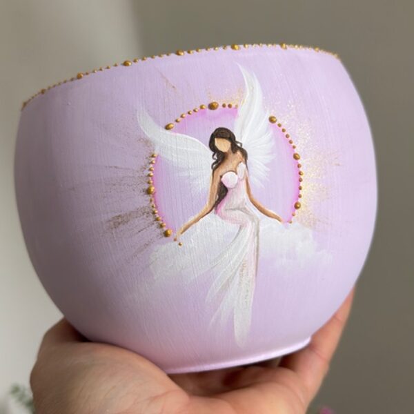 Andělský, jedinečný ručně malovaný obal na květiny se záměrem projasnění prostoru | Na obláčku | horní průměr 11 cm |