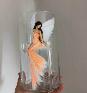 Andělská, ručně malovaná skleněná váza na květiny od autorky Michaely Němcové | Oranžová | 19 cm Andělská, ručně a s láskou malovaná skleněná dekorační váza na květiny | Oranžová | 19 cm