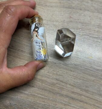 Andělské amulety v enerigiích slunovratu od autorky Michaely Němcové | Návrat ke své síle | 4 Andělský amulet v energiích slunovratu s křišťálky uvnitř | Návrat ke sví síle | 4