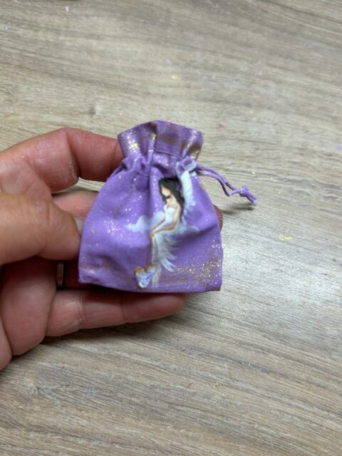 Andělský a jedinečný malovaný amulet s ametystem | Pro podporu důvěry v život, vesmír, nejvyšší řád | Fialový 1
