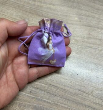 Andělský, ručně malovaný ochranný amulet s kamínkem uvnitř od autorky Michaely Němcové | Fialový s ametystem | 3 Andělský a jedinečný malovaný amulet s ametystem | Pro podporu důvěry v život, vesmír, nejvyšší řád | Fialový 3