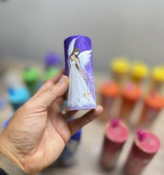 Andělská ochranná mini svíčka od autorky Michaely Němcové | Celistvost | 10cm fialová 1 Andělská, ručně malovaná ochranná mini svíčka v energiích úplňku | Celistvost | 10 cm | fialová 1