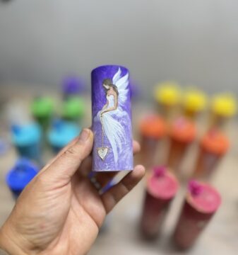 Andělská ochranná mini svíčka od autorky Michaely Němcové | Celistvost | 10cm fialová 2 Andělská, ručně malovaná ochranná mini svíčka v energiích úplňku | Celistvost | 10 cm | fialová 2